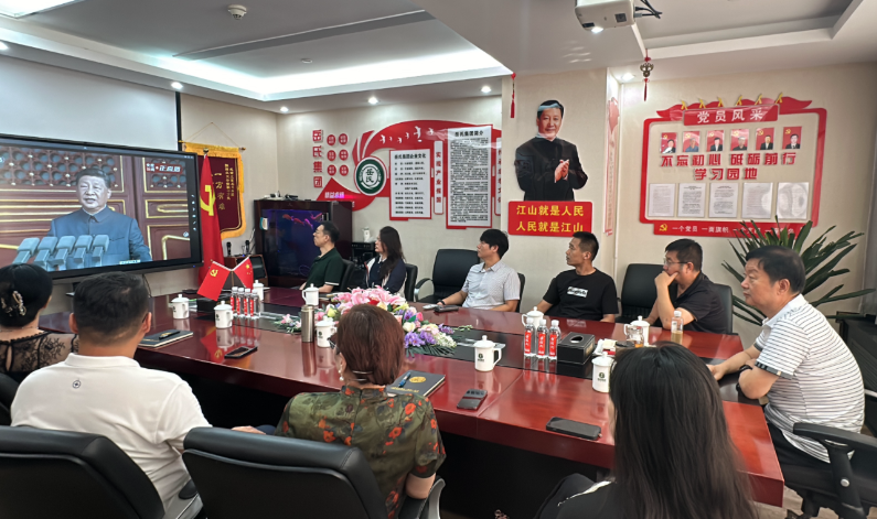 岳氏集團(tuán)組織觀(guān)看抗戰(zhàn)勝利閱兵，愛(ài)國(guó)情懷激蕩人心